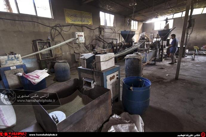 مافیای پلاستیک این روستا را تسخیر کرده است | آب و برق ارزان برای اجارهنشینان قمصر