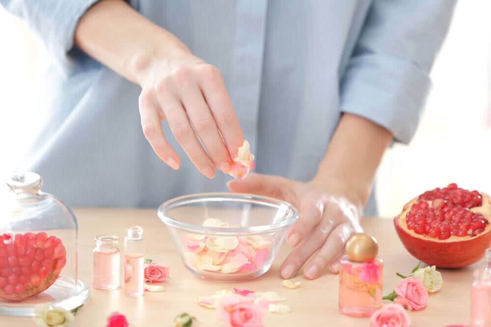 با این دو ماده خانگی عطر مخصوص خودتان را تهیه کنید | چگونه از گیاهان مختلف اساسی خوشبو بگیریم؟