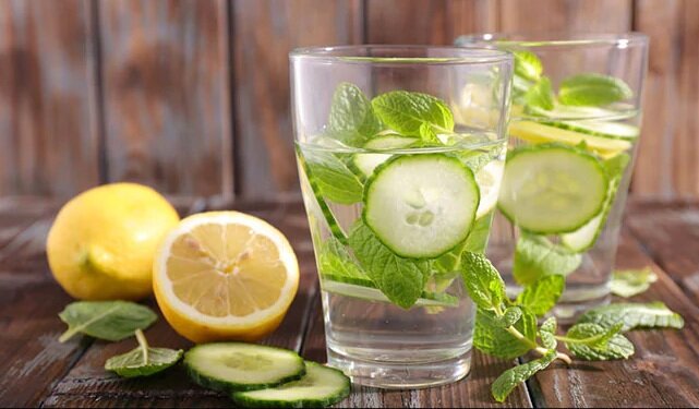 بهترین زمان نوشیدن آب | محبوب‌ترین نوشیدنی سم‌زدای تابستانی را بشناسید | خوردن چند لیوان آب در روز واجب است؟