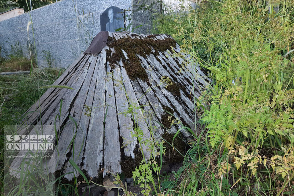 تصاویر خاصترین قبر قدیمی ایران ؛ مزارهایی با سایهبانهایی چوبی و عجیب | اهالی روستا اینگونه به مردگان خود احترام میگذاشتند