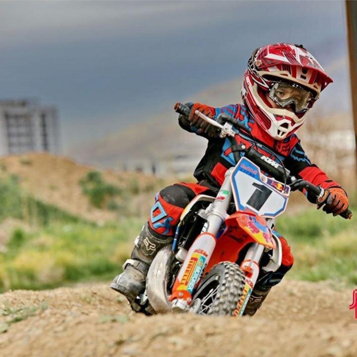 فیلم | هنرنمایی کوچکترین قهرمان موتورکراس کشور را ببینید | اعجوبه در پیست بال درمیآورد