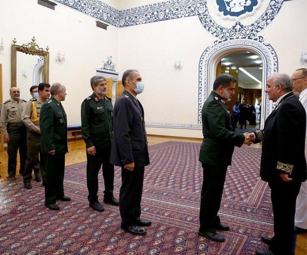 واکنش خطیب‌زاده به عکس جنجالی حضور مقامات نظامی ایران در سفارت روسیه | تصاویر اقدام متقابل مقامات روس 