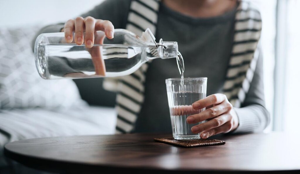 بهترین زمان برای نوشیدن آب | نشانه های کمبود آب بدن که باید بدانید | خواص و مضرات نوشیدن آب قبل از خواب شب