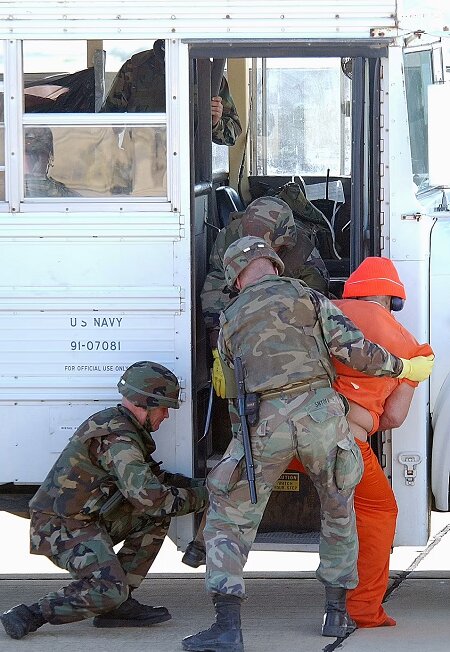 نیویورک تایمز فاش کرد ؛ تصاویر دیده نشده از زندان گوانتانامو