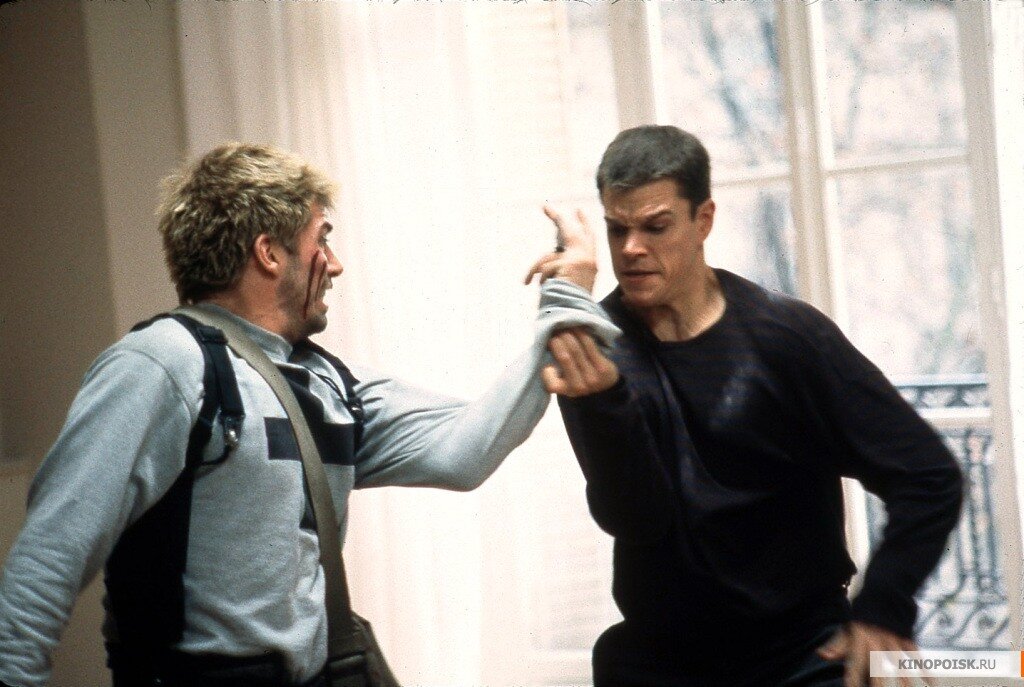 از ورود ناخوانده به عروسی کمپانی برادران وارنر تا راندن هواپیمای ملخی | کارگردان هویت بورن چطور برای ساخت فیلم خودش را به آب و آتش زد