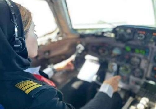 زن خلبان