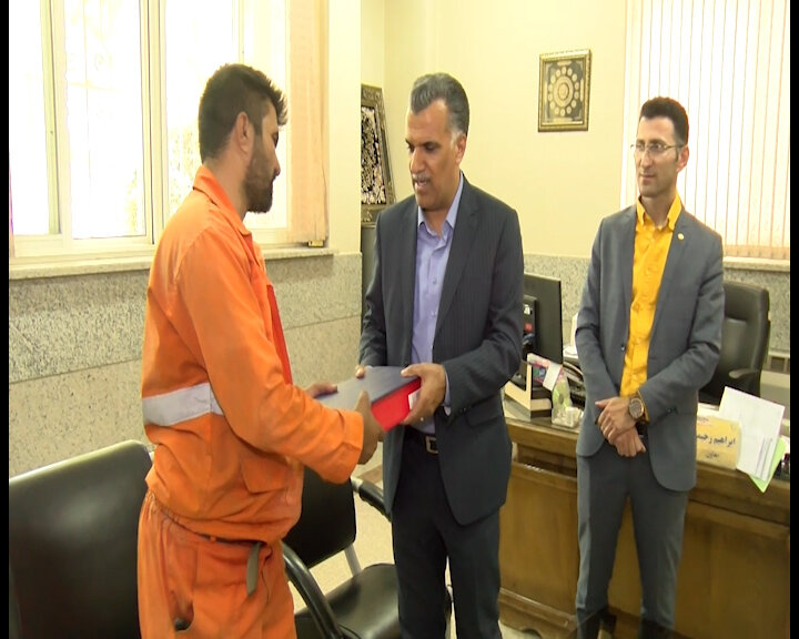 ببینید | پاکبانی که ۷ میلیارد تومان را به صاحبش بازگرداند | بوسه صاحب پول بر دست و پیشانی پاکبان | واکنش شهرداری