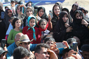 تصاویر رئیسی در حاشیه زاینده‌رود و استقبال گرم مردم | حضور قابل توجه زنان برای دیدار با رئیس جمهوری