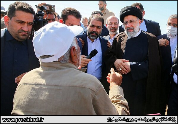 بازدید رئیسی از کشاورزان منطقه حاشیه زایندهرود + عکس ها