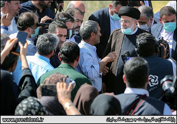 بازدید رئیسی از کشاورزان منطقه حاشیه زایندهرود + عکس ها