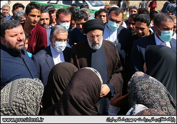 بازدید رئیسی از کشاورزان منطقه حاشیه زایندهرود + عکس ها