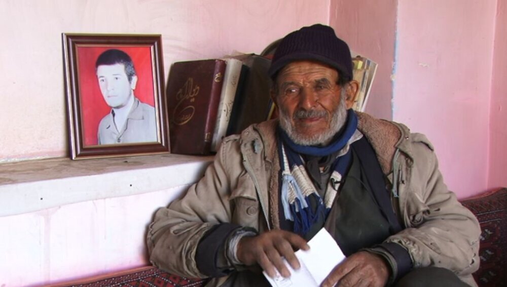 تصاویر | نشان درجه یک هنری برای پدر شهیدی که با شنیدن صدای شجریان آواز خواندن را آموخت