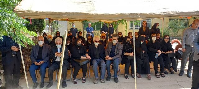 پیکر سرور پاک نشان در کنار مزار هوشنگ ظریف آرام گرفت