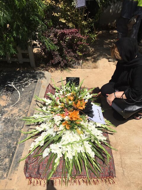 پیکر سرور پاک نشان در کنار مزار هوشنگ ظریف آرام گرفت