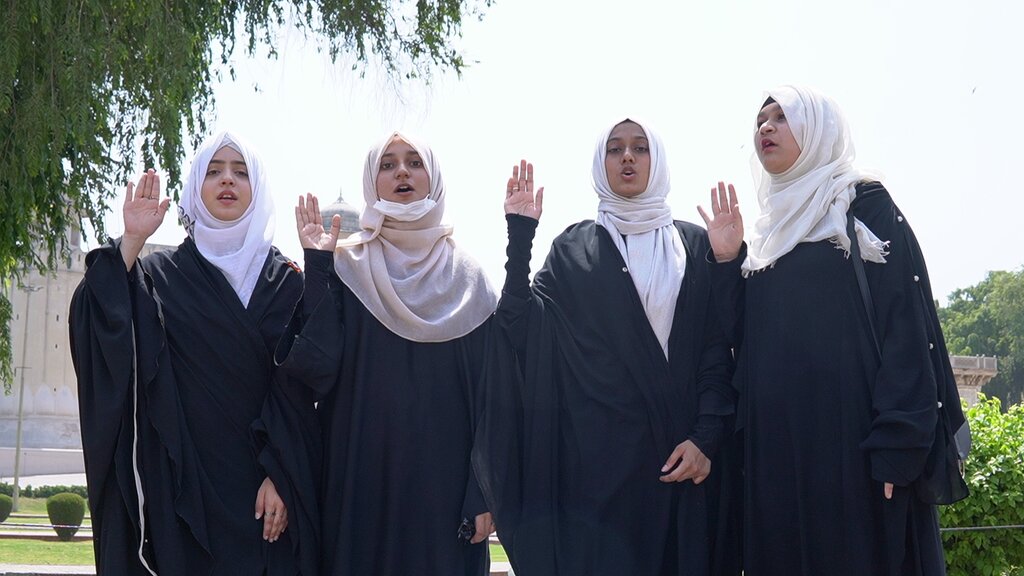 ببینید | اجراهای دیدنی سرود «سلام فرمانده» | از فراز دومین قله بلند جهان تا غرب آفریقا