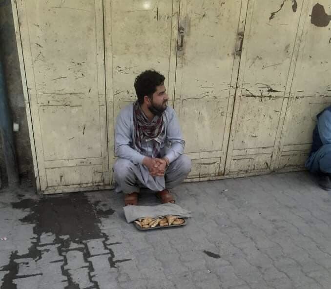 تصاویر پر بازدید خبرنگار سابق افغان در حال دستفروشی | واکنش طالبان