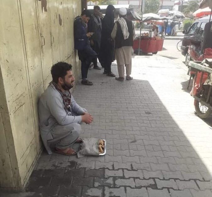  تصاویر پر بازدید خبرنگار سابق افغان در حال دستفروشی | واکنش طالبان