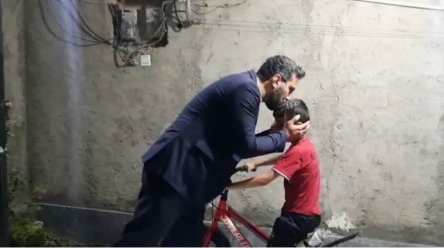 اهداي دوچرخه به پسربچه اصفهاني از طرف رئيسي