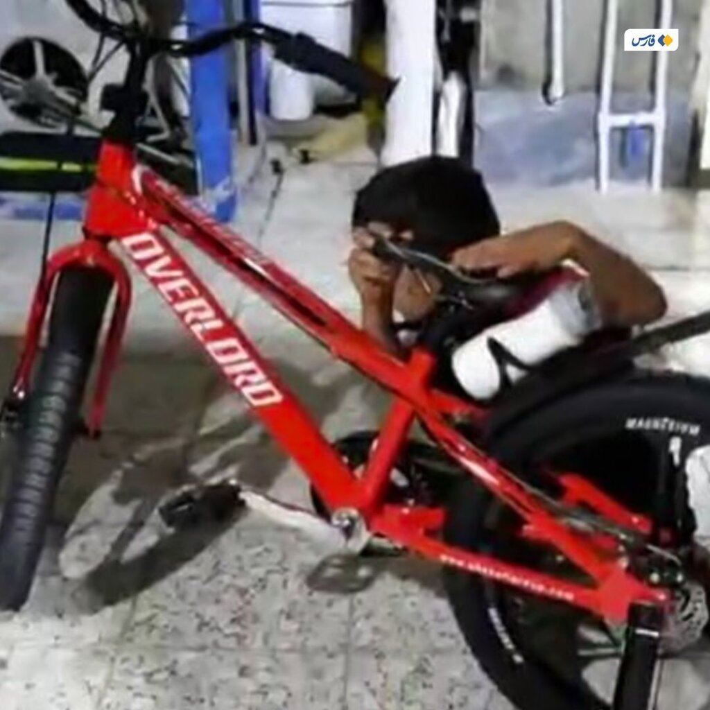 ببینید | لحظه اهدای خاصترین هدیه رئیسی به کودک اصفهانی | تصویر نامه به رئیسجمهور | درخواستی که رئیسی فورا آن را اجرا کرد