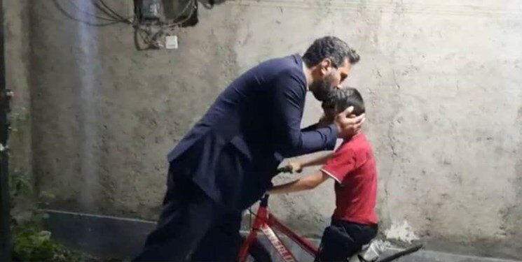 ببینید | لحظه اهدای خاصترین هدیه رئیسی به کودک اصفهانی | تصویر نامه به رئیسجمهور | درخواستی که رئیسی فورا آن را اجرا کرد