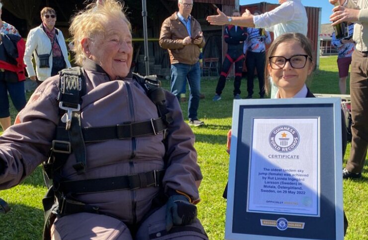 ببینید | لحظه سقوط آزاد مادربزرگ ۱۰۳ ساله از ارتفاع ۵۰۰۰ متری | تصاویری از رکوردهای جهانی کهنسالان در یک ورزش پرهیجان