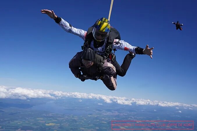 ببینید | لحظه سقوط آزاد مادربزرگ ۱۰۳ ساله از ارتفاع ۵۰۰۰ متری | تصاویری از رکوردهای جهانی کهنسالان در یک ورزش پرهیجان