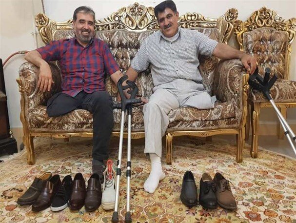 معاملات پایاپای با لنگه کفش | تصاویر دو رفیق دفاع مقدس با یک جفت کفش اشتراکی