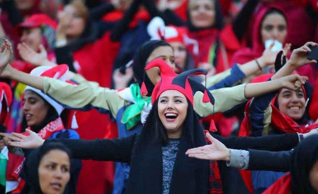 ورود بانوان به ورزشگاه