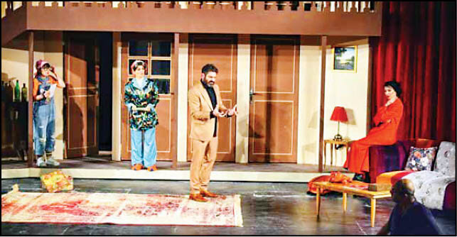 گروههای نمایشی، بیش از ۱۰۰ نمایش را در تابستان روی صحنه میبرند | بازار داغ نمایشها