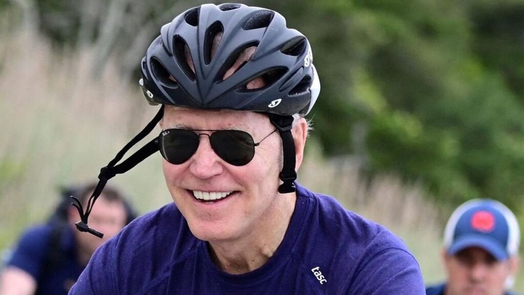 بایدن در حال دوچرخه سواری