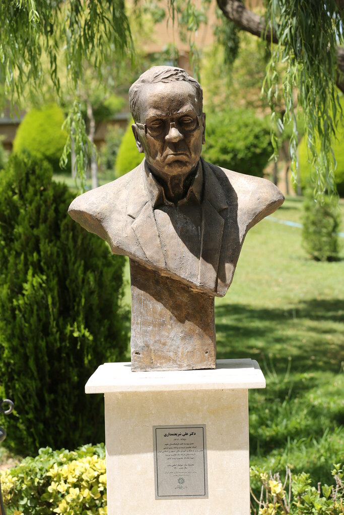 دورهمی مشاهیر معاصر در کتابخانه ملی