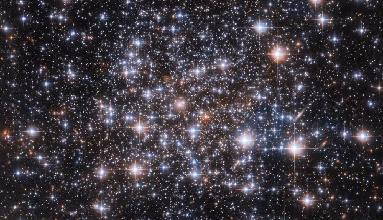 تصویری دلربا از یک خوشه کروی پر رمز و راز | هابل همچنان عکسهای چشمنواز میگیرد