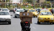 تصاویر عجیب شیوه حمل‌ بار در خیابان‌های تهران | گاری پشت موتور!