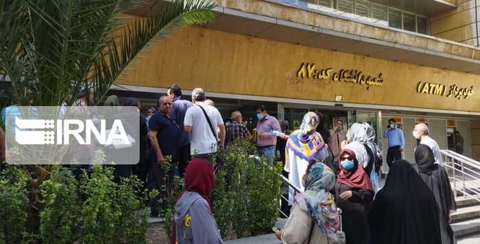 تصاوری تجمع مال‌باختگان صندوق امانات بانک ملی شعبه دانشگاه تهران | مدیران بانک تنها اسناد و مدارک را به مال‌باختگان پرداخت کردند