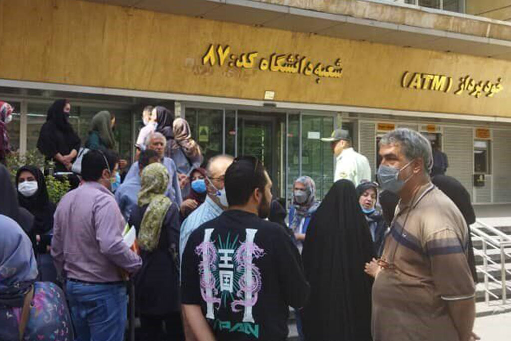 تجمع اعتراضی در خیابان انقلاب تهران