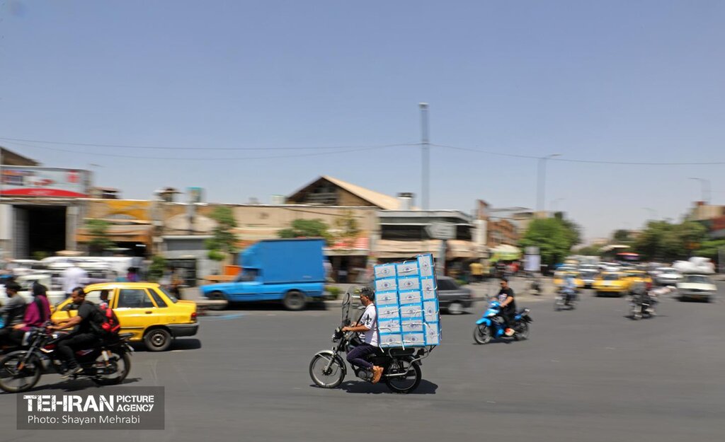تصاویر عجیب از شیوه حمل‌ بار در خیابان‌های تهران/ گاری پشت موتور!