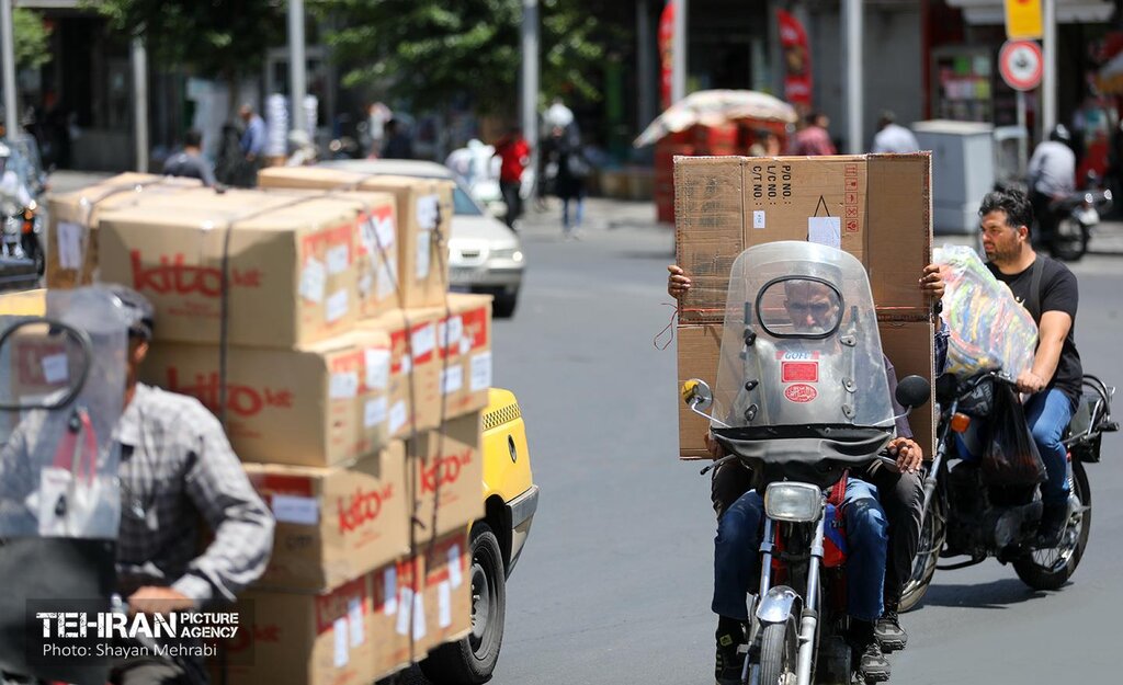 تصاویر عجیب از شیوه حمل بار در خیابانهای تهران/ گاری پشت موتور!