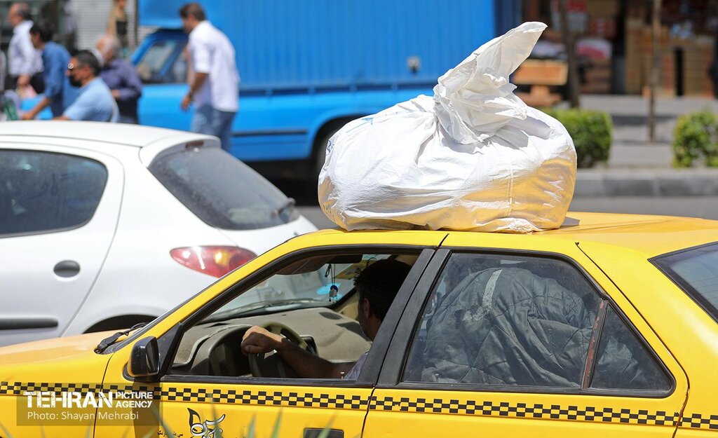 تصاویر عجیب از شیوه حمل بار در خیابانهای تهران/ گاری پشت موتور!
