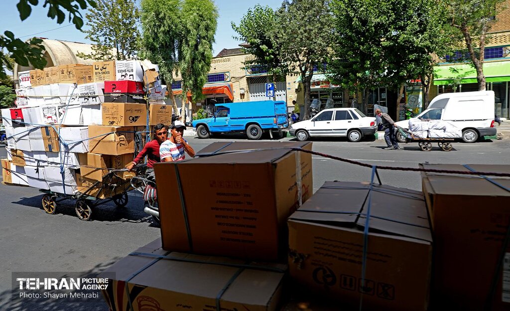 تصاویر عجیب از شیوه حمل بار در خیابانهای تهران/ گاری پشت موتور!