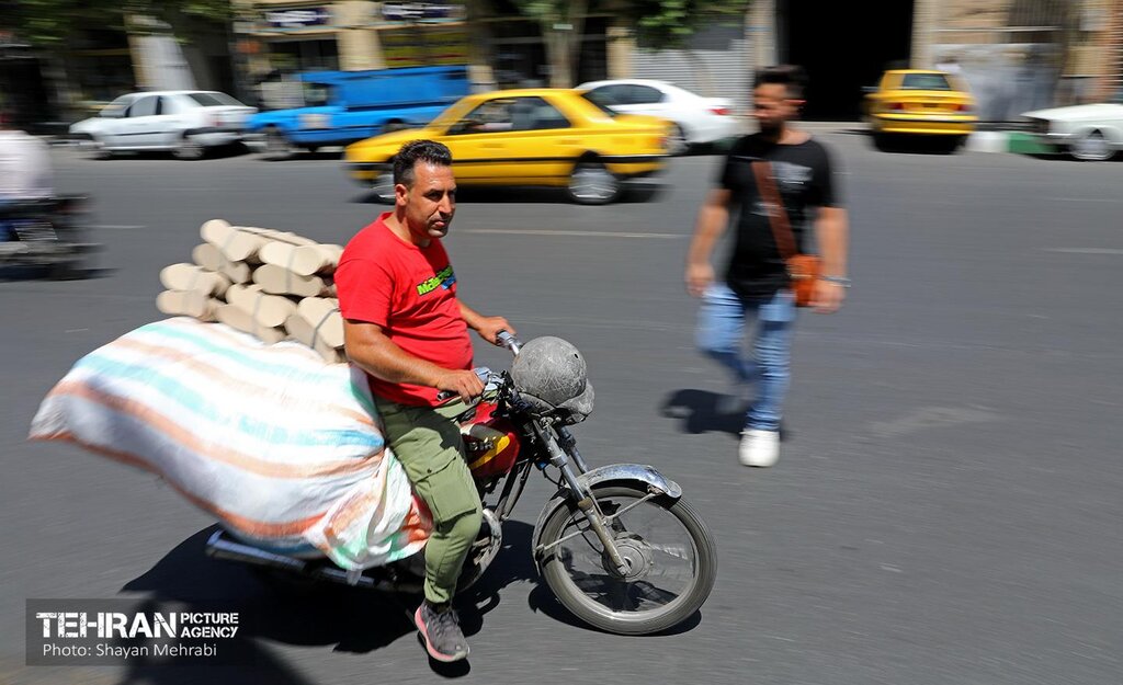 تصاویر عجیب از شیوه حمل بار در خیابانهای تهران/ گاری پشت موتور!