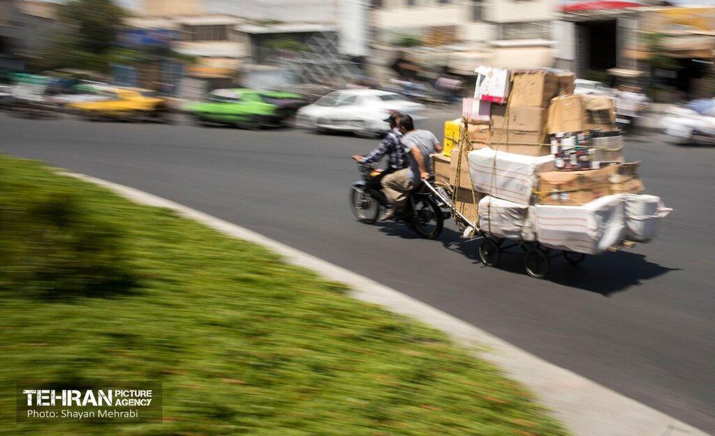 تصاویر عجیب از شیوه حمل بار در خیابانهای تهران/ گاری پشت موتور!