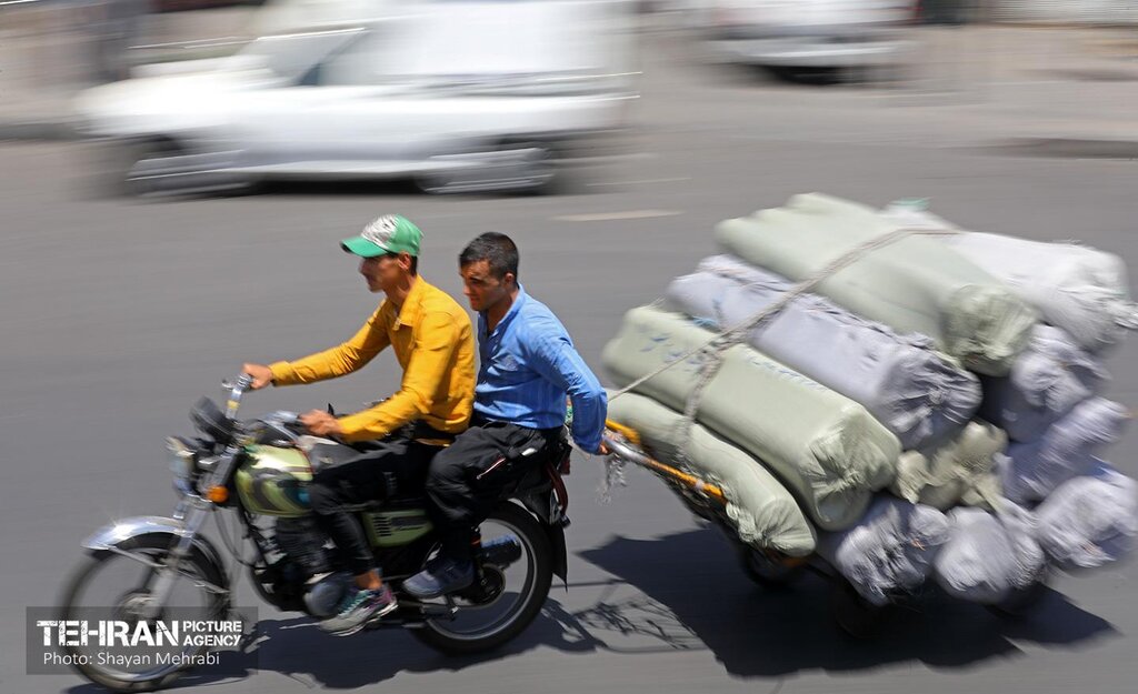 تصاویر عجیب از شیوه حمل‌ بار در خیابان‌های تهران/ گاری پشت موتور!