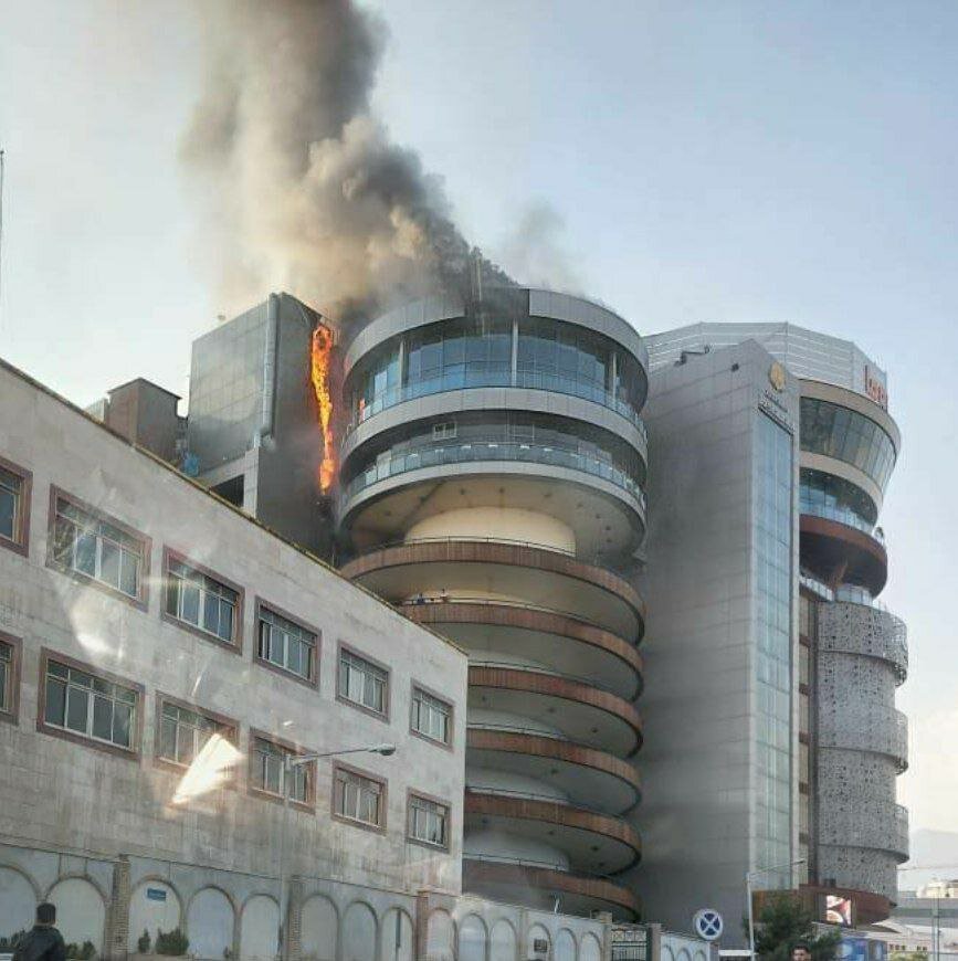 آتش‌سوزی در یک مجتمع تجاری معروف پایتخت | اولین تصویر از محل حادثه را ببینید