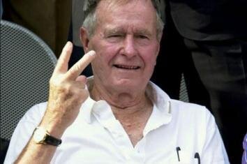 این ۵ حرکت دست را با احتیاط به کار ببرید | انگشت‌هایی که بوش و نیکسون را به دردسر انداخت