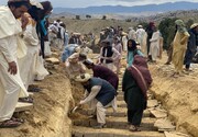 تصاویری از خاکسپاری دسته‌جمعی قربانیان زلزله در شرق افغانستان