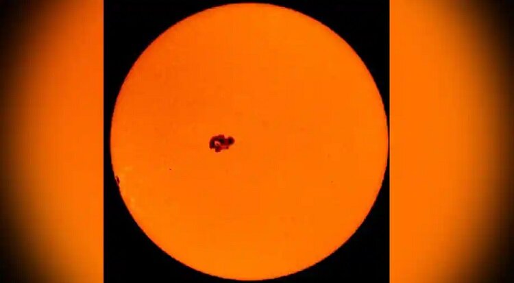 مشاهده یک لکه غولپیکر بر روی خورشید | آیا باید نگران باشیم؟ لکه خورشیدی