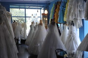 عروس‌های انگلیسی لباس دوخت نازی‌ آباد می‌پوشند | رخت بخت ۱۲۰ میلیونی؛ سفارش نصب دکمه طلا برای عروس‌های لاکچری