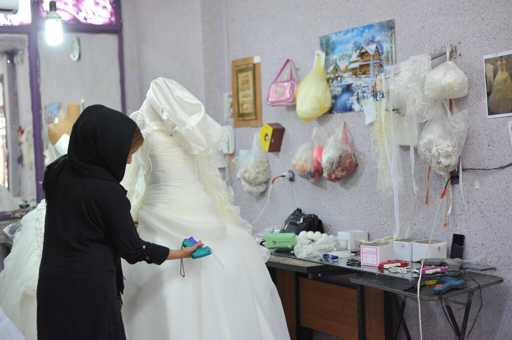 عروسهای انگلیسی لباس دوخت نازیآباد میپوشند! | رخت بخت ۱۵ تا ۱۲۰ میلیونی برای یک شب | سفارش نصب دکمه طلا برای لباسعروسهای لاکچری