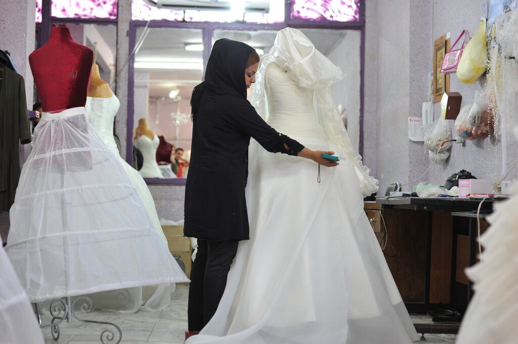 عروس‌های انگلیسی‌ لباس دوخت نازی‌آباد می‌پوشند! | رخت بخت ۱۵ تا ۱۲۰ میلیونی برای یک‌ شب | سفارش نصب دکمه طلا برای لباس‌عروس‌های لاکچری