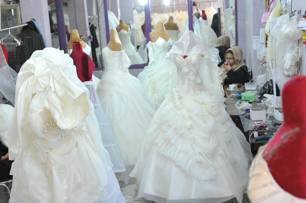 عروس‌های انگلیسی‌ لباس دوخت نازی‌آباد می‌پوشند! | رخت بخت ۱۵ تا ۱۲۰ میلیونی برای یک‌ شب | سفارش نصب دکمه طلا برای لباس‌عروس‌های لاکچری
